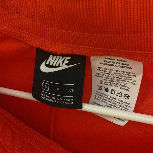 Hi! I am selling this red set from nike in a size small and has never been worn! - Picture 5 of 5